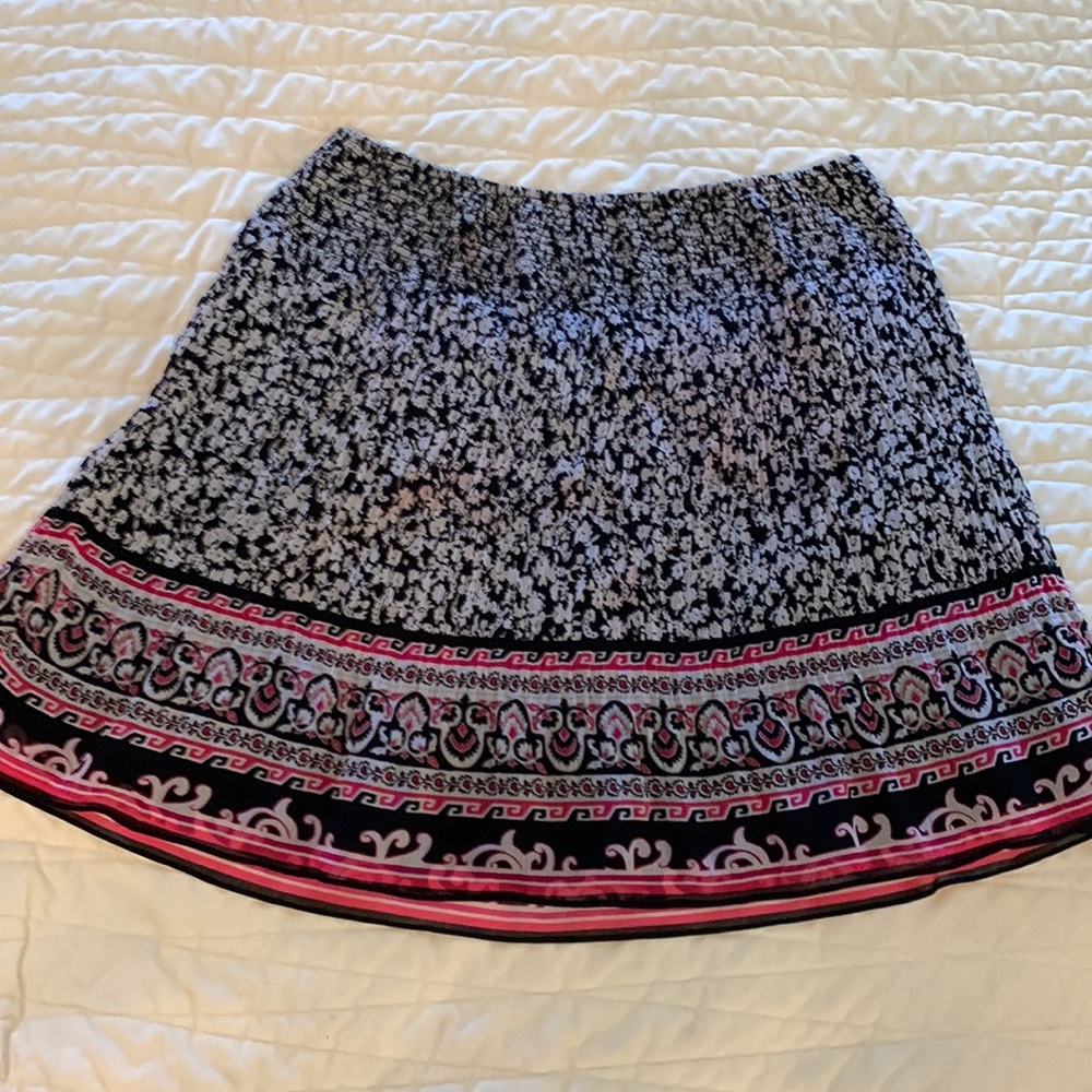 White House Black Market skirt. Size M. Black/grey/fuchsia.